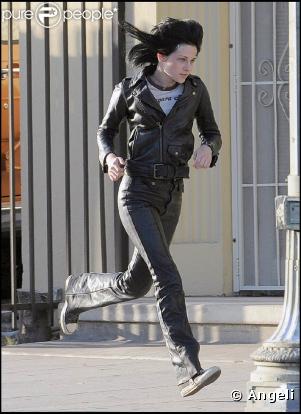 La jolie Kristen Stewart, lors du premier jour de tournage de "The Runaways", dans lequel elle incarne la rockeuse Joan Jett, à Los Angeles, le 22 juin 2009 !