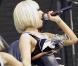 Lady Gaga, toute cloutée, ré-enfile son explo-seins et... remet le feu !