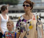 Helena Christensen, superbe, en promenade avec son fils Mingus sur l'île de Manhattan, à New York, le 23 juin 2009 !