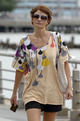 Helena Christensen, superbe, en promenade avec son fils Mingus sur l'île de Manhattan, à New York, le 23 juin 2009 !