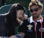 Nolwenn Leroy et Arnaud Clément dans les gradins de Wimbledon, avec Guy Forget