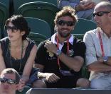 Nolwenn Leroy et Arnaud Clément dans les gradins de Wimbledon, avec Guy Forget