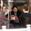 Même quand le sexy Adrian Grenier roule en cabriolet... les filles ne peuvent s'empêcher de le pister !