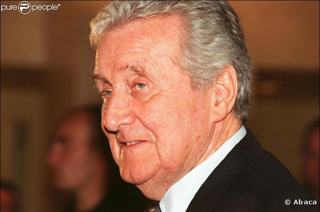 Aujourd'hui Patrick McNee est bien loin de tout ça. L'acteur est aujourd'hui un vieil homme qui a remplacé son parapluie et son haut de forme par... une canne !