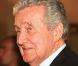 Aujourd'hui Patrick McNee est bien loin de tout ça. L'acteur est aujourd'hui un vieil homme qui a remplacé son parapluie et son haut de forme par... une canne !