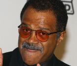 Ted Lange a laissé Isaac Washington derrière lui. Le plus célèbre des barmens de croisière s'amuse aujourd'hui avec les blondes héritières... Ted a joué dans un film au côté de... Paris Hilton ! 