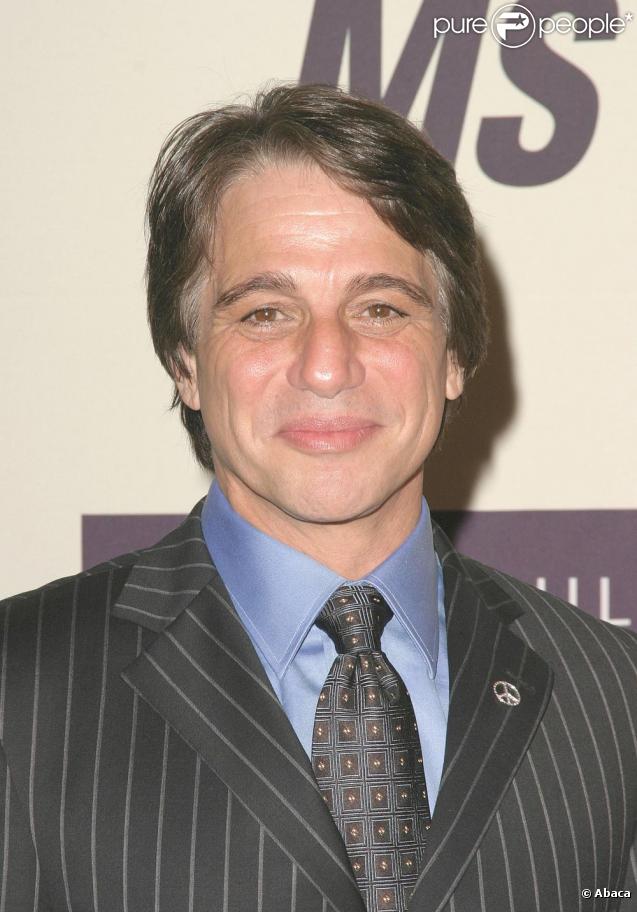 Avant d'être la bonne à tout faire, Tony Danza était un grand boxeur ! Acteur cinéma et télé, mais aussi producteur, aujourd'hui Tony a même son propre show ! Désormais, c'est... Monsieur qui est servi ! 