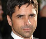 John Stamos jouait l'oncle Jesse Katsopolis. Le plus rock'n'roll des Tanner s'est aujourd'hui reconverti dans la médecine. Depuis la fermeture des Urgences, le Dr Tony Gates va avoir le droit à sa propre série ! Opération réussie... 