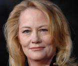 Cybill Shepherd a aujourd'hui 59 ans. La série qui l'a révélée ne lui aura pas offert la même carrière que son accolyte. Loin des projecteurs, elle aurait sûrement dû rester... au Clair de Lune ! 
