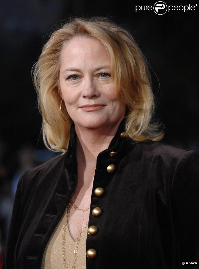 Cybill Shepherd a aujourd'hui 59 ans. La série qui l'a révélée ne lui aura pas offert la même carrière que son accolyte. Loin des projecteurs, elle aurait sûrement dû rester... au Clair de Lune ! 