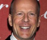 Plus besoin de vous présenter Bruce Willis... A l'affiche de toutes les super-productions, Bruce a trouvé sa voie : sauver le monde ! Papa d'une joyeuse famille, il vient tout juste d'épouser la divine Emma Heming.  