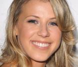 Jodie Sweetin jouait Stéphanie la cadette des Tanner. Cette enfant précoce est une vraie petite coquine. Tout comme son personnage, Jodie a toujours eu du mal à rester stable. Maman d'une petite fille, elle a déjà deux divorces à son actif ! 