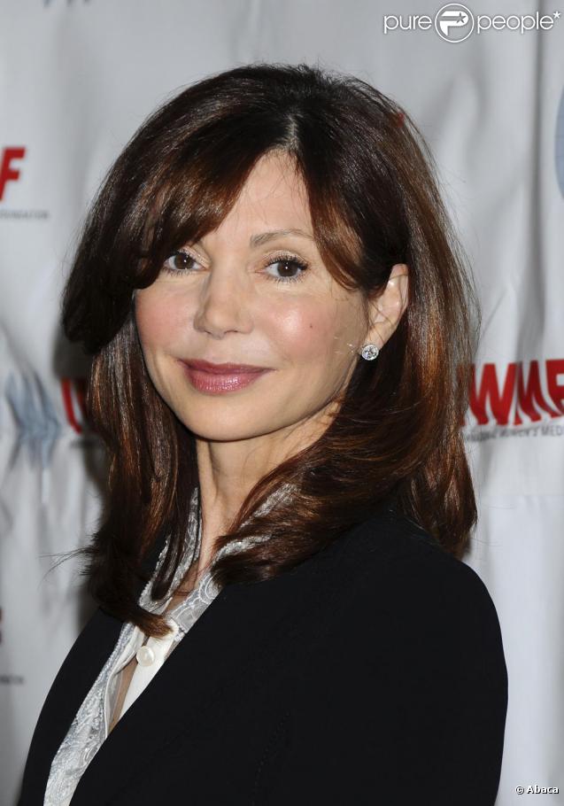 Aperçue dans The Practice, Victoria Principal multiplie les best-sellers sur le bien-être. Elle se bat également contre les violences conjugales. Loin de sa beauté époustoufflante, à 60 ans, elle reste encore une très belle femme ! 