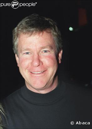 Larry Wilcox a laissé son Harley au garage et s'occupe désormais de sa petite famille dans son ranch californien. A 61 ans, même en uniforme, Larry nous fait moins rêver ! Snif...