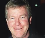 Larry Wilcox a laissé son Harley au garage et s'occupe désormais de sa petite famille dans son ranch californien. A 61 ans, même en uniforme, Larry nous fait moins rêver ! Snif...  