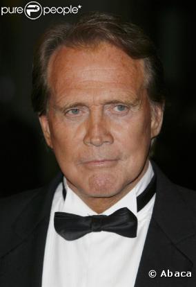 C'est Lee Majors lui même qui interprétait la chanson du générique. Aujourd'hui âgé de 70 ans, l'acteur a dit adieu aux cascades. Cinéma, télé et production, Lee est partout. Il a été marié à la sublime Farrah Fawcett.