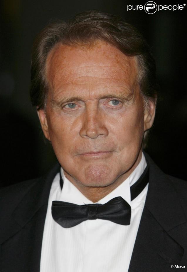 C'est Lee Majors lui même qui interprétait la chanson du générique. Aujourd'hui âgé de 70 ans, l'acteur a dit adieu aux cascades. Cinéma, télé et production, Lee est partout. Il a été marié à la sublime Farrah Fawcett.  