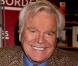 Robert Wagner n'a jamais disparu de nos écrans. Sa carrière cinématographique est plutôt chargée. A 79 ans, l'ancien époux de Natalie Wood est en pleine forme et vient de terminer ses mémoires.