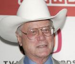  Mis à part le chapeau, Larry Hagman n'a rien en commun avec le sadique J.R. A 77 ans, Larry est un gentil papi comme les autres. Pour lui pas de whisky à la pause déjeuner. Loin du pétrole, le comédien milite même pour les énergies renouvelables</