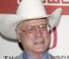 Mis à part le chapeau, Larry Hagman n'a rien en commun avec le sadique J.R. A 77 ans, Larry est un gentil papi comme les autres. Pour lui pas de whisky à la pause déjeuner. Loin du pétrole, le comédien milite même pour les énergies renouvelables</