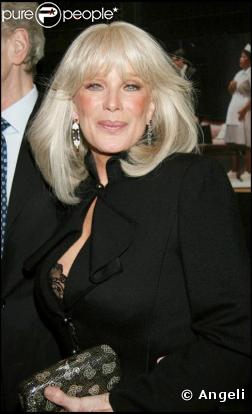 Linda Evans poursuit sa carrière sur scène. Malheureusement, à la fin de Dynastie, Linda est vite écartée des projecteurs...
