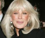 Linda Evans poursuit sa carrière sur scène. Malheureusement, à la fin de Dynastie, Linda est vite écartée des projecteurs... 