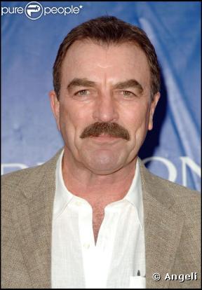 30 ans plus tard, Tom Selleck est toujours aussi séduisant... Fidèle à sa moustache, devenue sa marque de fabrique, l'acteur joue les gueststars dans les séries à succès. Il est même devenu le patron du Montecito dans  Las Vegas .