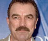 30 ans plus tard, Tom Selleck est toujours aussi séduisant... Fidèle à sa moustache, devenue sa marque de fabrique, l'acteur joue les gueststars dans les séries à succès. Il est même devenu le patron du Montecito dans  Las Vegas .  