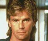 Mac Gyver est un agent secret très particulier... Les armes à feu ? Il en a honneur. Ce beau blond est le roi du bricolage, et des gadgets saugrenus. Plus qu'un agent c'est... un génie ! 