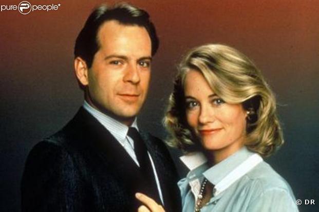 Maddie Hayes et David Addison forment un couple impropable. Quand une ancienne mannequin fortunée croise le chemin d'un détective privé playboy et insolent, ça fait des étincelles ! Une histoire tumultueuse qui se vit... au Clair de Lune !