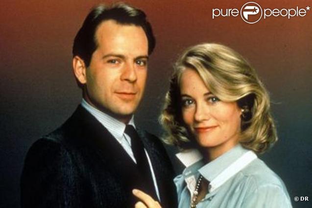 Maddie Hayes et David Addison forment un couple impropable. Quand une ancienne mannequin fortunée croise le chemin d'un détective privé playboy et insolent, ça fait des étincelles ! Une histoire tumultueuse qui se vit... au Clair de Lune ! 