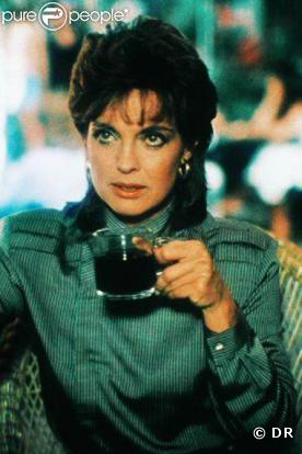 Sue Ellen aura été deux fois l'épouse de l'infâme Ewing. Si elle a eu une relation extra-conjugale avec le pire ennemi de son J.R, ce n'est pas son plus grand pêché... Sue Ellen est complètement accro à l'alcool !
