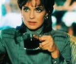Sue Ellen aura été deux fois l'épouse de l'infâme Ewing. Si elle a eu une relation extra-conjugale avec le pire ennemi de son J.R, ce n'est pas son plus grand pêché... Sue Ellen est complètement accro à l'alcool ! 