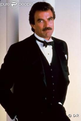 Ancien combattant de la Guerre du Viêt Nam, Thomas Magnum va faire vivre l'enfer à son colocataire Higgins et ses deux dobermans, Zeus et Apollon. A ses heures perdues, ce gentleman adore jouer au détectivé privé !