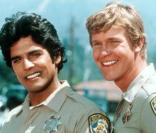 Jon et Ponch formaient la bridage d'autoroute la plus sexy de Los Angeles ! Grimpés sur leurs Harley Davidson, les deux officiers de Chips en ont fait rêver plus d'une... 