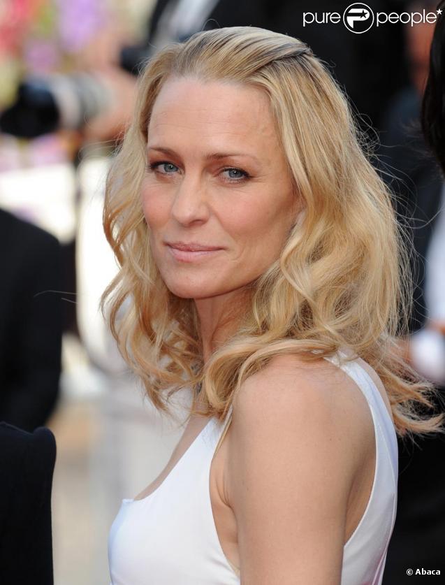 Robin Wright Penn fait évoluer sa carrière vers le cinéma et se marie même avec le célèbre acteur Sean Penn... En mai 2009 elle faisait partie du jury du Festival de Cannes. 