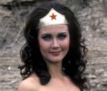 La princesse Diana se transforme en Wonder Woman lorsqu'elle quitte son île Paradisiaque pour s'installer dans Washington. Avec ce costume sexy aux couleur de l'amérique, Wonder Woman est devenu l'un des plus grands fantasmes des hommes.