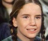 Laura Ingalls est la fille de Charles et Caroline. Née dans une famille de fermiers, elle vit dans la Petite Maison dans la Prairie. Ce qu'elle préfère : gambader dans les prés... 