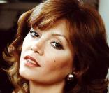 Pamela Barnes Ewing est une femme fragile. Naïve et dénouée de vice, elle aura du mal à se faire une place au milieu des requins du Texas. Mais sa beauté réussit à mettre tout le monde d'accord ! 