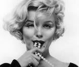 Marilyn Monroe s'endormait seulement avec " quelques gouttes de Chanel N°5 ". 