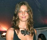 Daria Werbowy confie que son parfum, comme une seconde peau, lui permet de se révéler telle qu'elle est : joueuse, sensuelle et naturelle.
