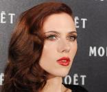 Le secret de Scarlett Johansson : un simple rouge à lèvres pour mettre en valeur sa bouche pulpeuse.