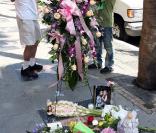 Des fleurs déposées sur l'étoile de Farrah Fawcett sur le Walk of Fame à Los Angeles le 25 juin 2009