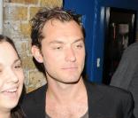Jude Law à la sortie du Wyndham's Theatre, le 26 juin 2009 