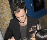 Jude Law à la sortie du Wyndham's Theatre, le 26 juin 2009 