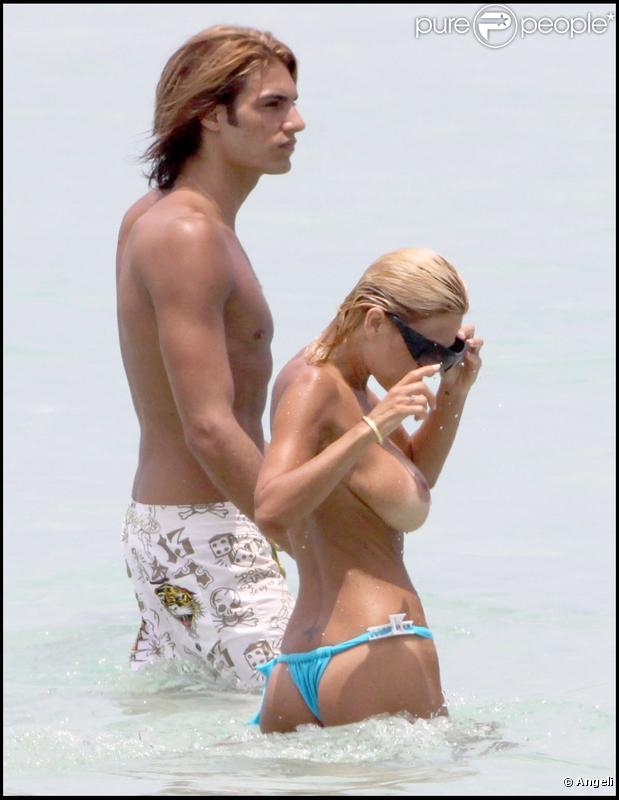 Shauna Sand fait du topless sur une plage de Miami, en compagnie de son boyfriend.