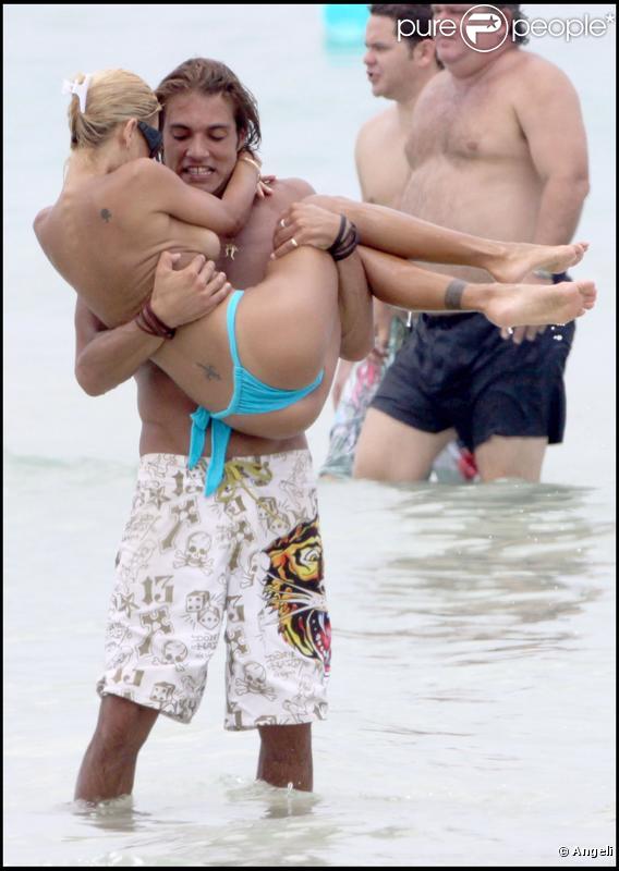 Shauna Sand fait du topless sur une plage de Miami, en compagnie de son boyfriend.