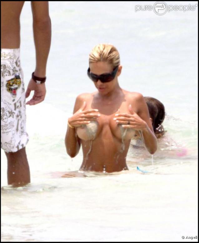 Shauna Sand fait du topless sur une plage de Miami, en compagnie de son boyfriend.