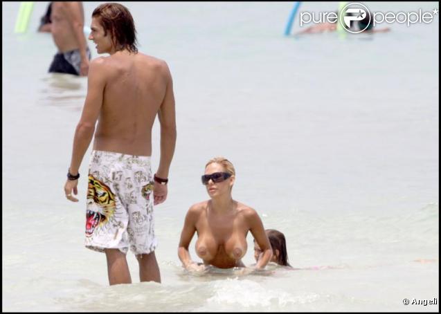 Shauna Sand fait du topless sur une plage de Miami, en compagnie de son boyfriend.