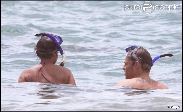 Justin Chambers et sa femme Keisha sur une plage de Hawaï